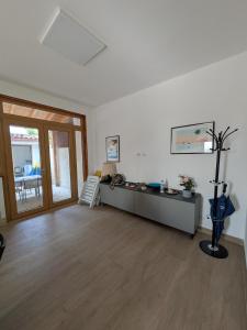 ein Wohnzimmer mit einem Schreibtisch und einem Tisch in der Unterkunft Maison Lido in Fontane Bianche