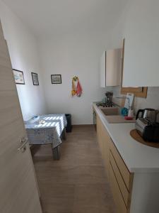 eine Küche mit Spüle und Arbeitsplatte in der Unterkunft Maison Lido in Fontane Bianche