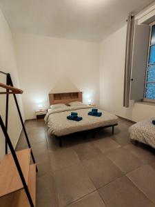 une chambre avec deux lits avec des oreillers bleus dessus dans l'établissement Le tarasconnais, séjour authentique en Provence, à Tarascon