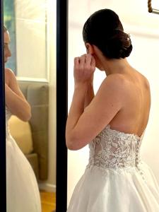 une femme en robe de mariée se regardant dans un miroir dans l'établissement Verde Di Calabria, à Palmi