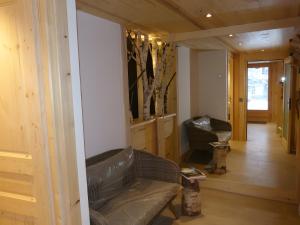 una sala de estar con un sofá y una silla en Chalet La Transhumance, en Combloux 15 fotos más