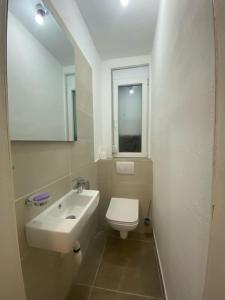 Koupelna v ubytování Welcome to our vacation home in Sutomore