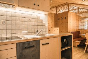 une cuisine avec un évier et un plan de travail dans l'établissement Ansitz Zehentner, à Laion