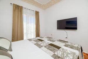 TV a/nebo společenská místnost v ubytování Apartments PERA