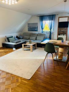 O zonă de relaxare la SEEMOMENTE 3 Zimmer mit Balkon, nahe Messe, Flughafen, Friedrichshafen und Spieleland, Parkplatz und Fahrradstellplatz
