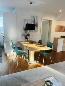 Un televizor și/sau centru de divertisment la SEEMOMENTE 3 Zimmer mit Balkon, nahe Messe, Flughafen, Friedrichshafen und Spieleland, Parkplatz und Fahrradstellplatz