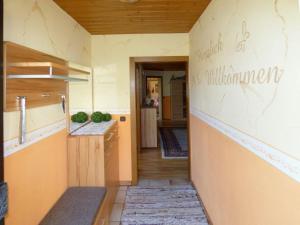 ein Flur, der zu einer Küche mit Flur führt in der Unterkunft Komfortable Ferienwohnung in Gleißenberg mit Garten, Grill und Terrasse in Gleißenberg