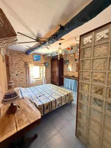 ein Schlafzimmer mit einem Bett und einer Ziegelwand in der Unterkunft Villa spacieuse à Richerenches in Richerenches