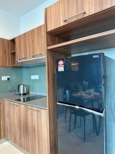 une petite cuisine avec une table et un réfrigérateur dans l'établissement Sunway Onsen Suite Cozy Homestay, à Ipoh 37 autres photos