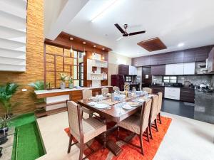 Η κουζίνα ή μικρή κουζίνα στο Lagoon Luxe 4BHK Luxury Terrace Pool Villa with Private Theatre & Pool Table by Spacez