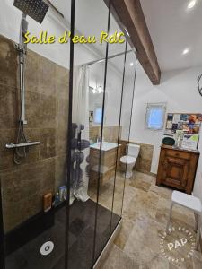Un baño con ducha, lavabo e inodoro. en Chez Mich'An Luberon, en Saignon