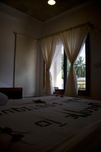 Postel nebo postele na pokoji v ubytování Oshi Boutique