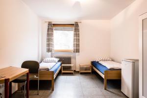 una stanza con due letti e un tavolo di Monteurhaus a Hausham