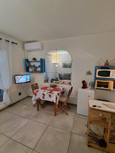 a living room with a table and a kitchen at Sanary Bandol plein SUD in Sanary-sur-Mer