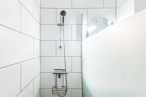 Koupelna v ubytování No More Snow, 300 m from the beach, king size bed, fast wi-fi + 24 fotografií