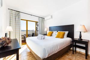 Postel nebo postele na pokoji v ubytování No More Snow, 300 m from the beach, king size bed, fast wi-fi