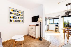 TV a/nebo společenská místnost v ubytování No More Snow, 300 m from the beach, king size bed, fast wi-fi