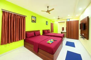 Μια τηλεόραση ή/και κέντρο ψυχαγωγίας στο Jagannath Temple Road NPP Palace Resort # Sea beach -Fully Air conditioned Luxuray Room- Free Parking # Lift # Best Hotel in puri