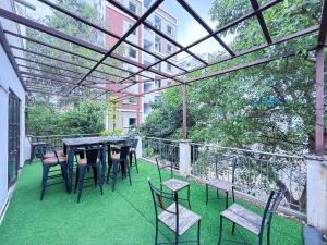 Κήπος έξω από το Lagoon Luxe 4BHK Luxury Terrace Pool Villa with Private Theatre & Pool Table by Spacez