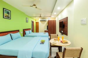 Μια τηλεόραση ή/και κέντρο ψυχαγωγίας στο Jagannath Temple Road NPP Palace Resort # Sea beach -Fully Air conditioned Luxuray Room- Free Parking # Lift # Best Hotel in puri