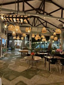 Un restaurante u otro lugar para comer en Ferellee Beach Front Inn