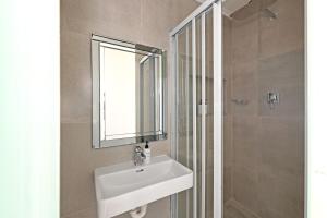 Et badeværelse på Spacious 3 Bed Apartment Sea Point Ocean views + 14 billeder