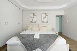 En eller flere senge i et værelse på Spacious 3 Bed Apartment Sea Point Ocean views