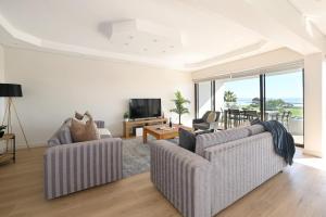 Et tv og/eller underholdning på Spacious 3 Bed Apartment Sea Point Ocean views