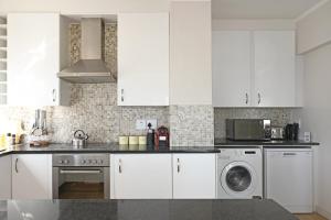 Køkken eller tekøkken på Spacious 3 Bed Apartment Sea Point Ocean views