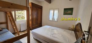 1 dormitorio con 1 cama y 1 litera con escalera en Chez Mich'An Luberon, en Saignon