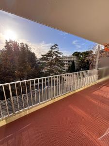 ein Balkon mit weißem Geländer und Aussicht in der Unterkunft Ti Hou - T2 600 m plage - Lajarrige in La Baule-les-Pins