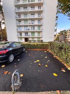 ein Auto, das auf einem Parkplatz vor einem Gebäude geparkt ist in der Unterkunft Ti Hou - T2 600 m plage - Lajarrige in La Baule-les-Pins + 2 Fotos