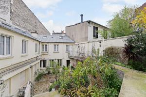 a view of a building from the street at Cozy Studio 2P – Montmartre in Paris