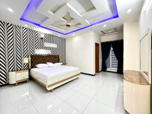 Ένα ή περισσότερα κρεβάτια σε δωμάτιο στο Qasim Shah Apartment