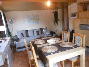 une cuisine et une salle à manger avec une table et des chaises dans l'établissement Hohlfeld, à Bad Schandau