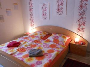 une chambre avec un lit avec des serviettes dessus dans l'établissement Hohlfeld, à Bad Schandau