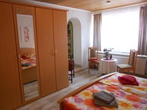 une chambre avec un lit, une table et une fenêtre dans l'établissement Hohlfeld, à Bad Schandau 7 autres photos