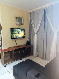 a living room with a flat screen tv sitting on a table at VERTT Engenharia in Campo Grande