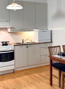 Kuchyň nebo kuchyňský kout v ubytování Rantarivi - Esteetöntä majoitusta + 15 fotografií