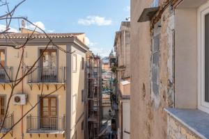 Blick auf eine Gasse zwischen Gebäuden in der Unterkunft Le perle del capo in Palermo