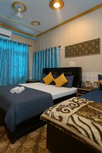 Postel nebo postele na pokoji v ubytování Rajnandani Palace - Spacious, Air-Conditioned Rooms Close to Ram Mandir