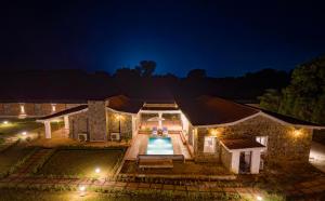 una vista aerea di una casa di notte di amã Stays & Trails Isley, Dhauj Haryana a Dhauj Altre 37 foto