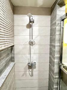 Phòng tắm tại Elysium Luxury Service Apartment By LMY Facing Centaurus Mall Blue Area Islamabad