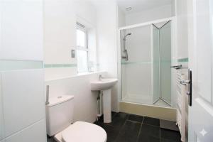 Koupelna v ubytování 5 Bedroom 8 bed house in Bluewater Kent