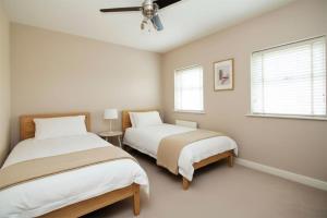 Postel nebo postele na pokoji v ubytování 5 Bedroom 8 bed house in Bluewater Kent