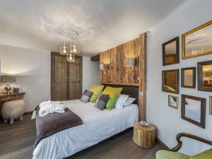 Ένα ή περισσότερα κρεβάτια σε δωμάτιο στο Chalet élégant à Courchevel Le Praz avec spa, cheminée et services inclus - FR-1-568-35