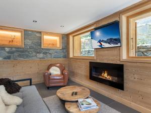 a living room with a couch and a fireplace at Appartement familial calme 8 pers, près des pistes - FR-1-565-51 in Les Allues