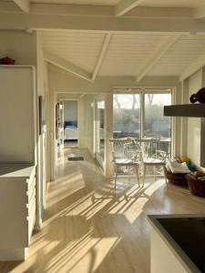 un salon avec une table et des chaises dans l'établissement Sommerhus Med Sjæl Få Skridt Fra Vandkanten, à Martofte 29 autres photos