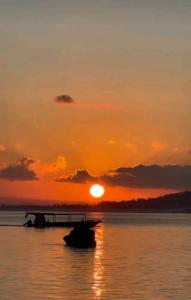 Gili GedeMentari的水面上的日落,水面上的船只