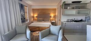 The Gallery on Gray في كنيسنا: غرفة نوم صغيرة بسرير وكرسيين